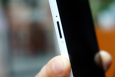 Rìa trái là phím tắt/bật máy