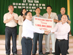 Tập đoàn Hưng Thịnh Phát trao biểu trưng số tiền 1 tỷ đồng cuối năm 2009