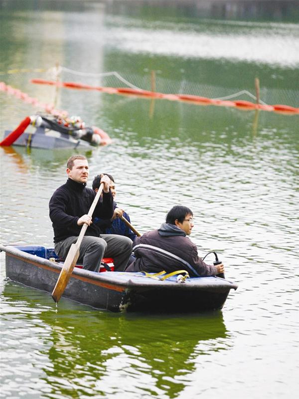 Đồng thời với nhóm xử lý hút tách bùn thì có một tổ thường xuyên theo dõi sinh thái nước hồ Gươm - Ảnh: Hồng Vĩnh