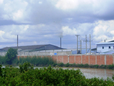 Một cơ sở chế biến đầu vỏ tôm ở KCN Hòa Trung