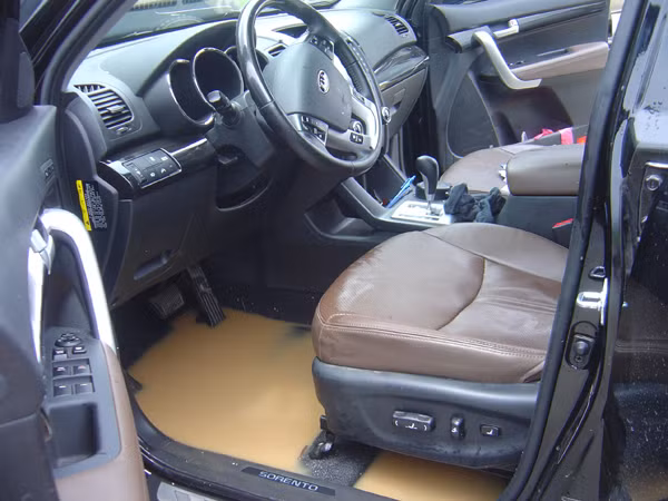 Nước tràn cả vào trong xe