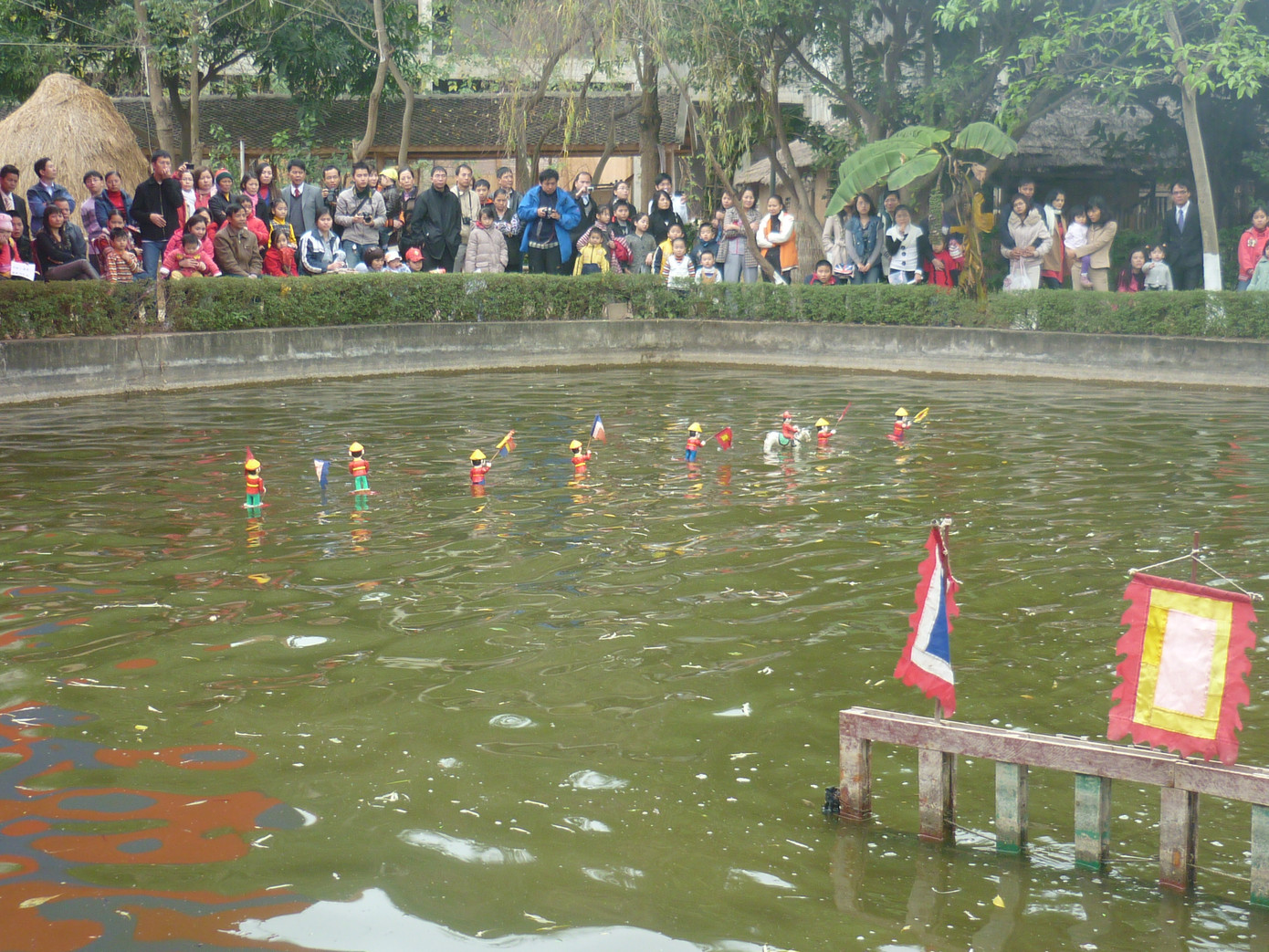 Hàng trăm người đứng xem múa rối nước