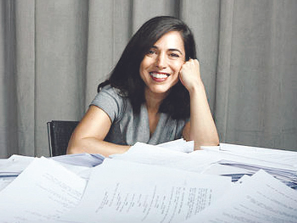 Muốn học viết kịch bản với Pilar Alessandra, phải đóng tiền. Ảnh: Laweekly