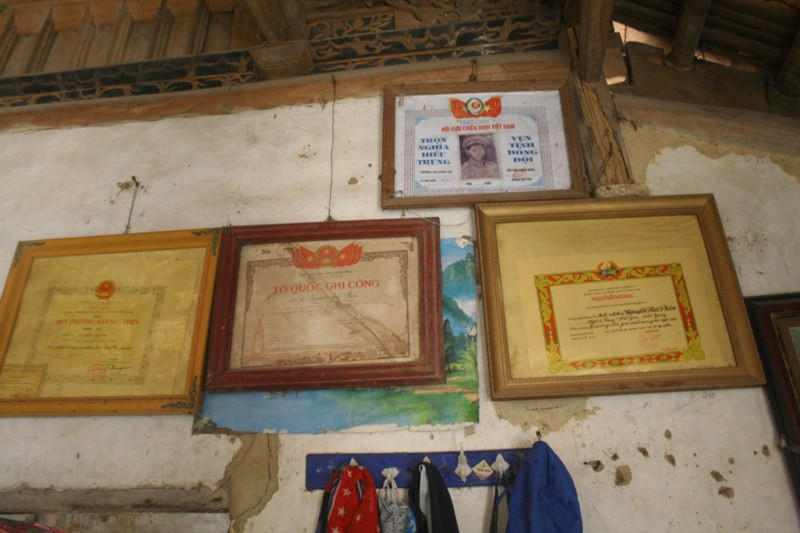 Trên tường có Bằng tổ quốc ghi công ông Nguyễn Hữu Phấn (là bố đẻ của ông Nguyễn Thanh Chấn)