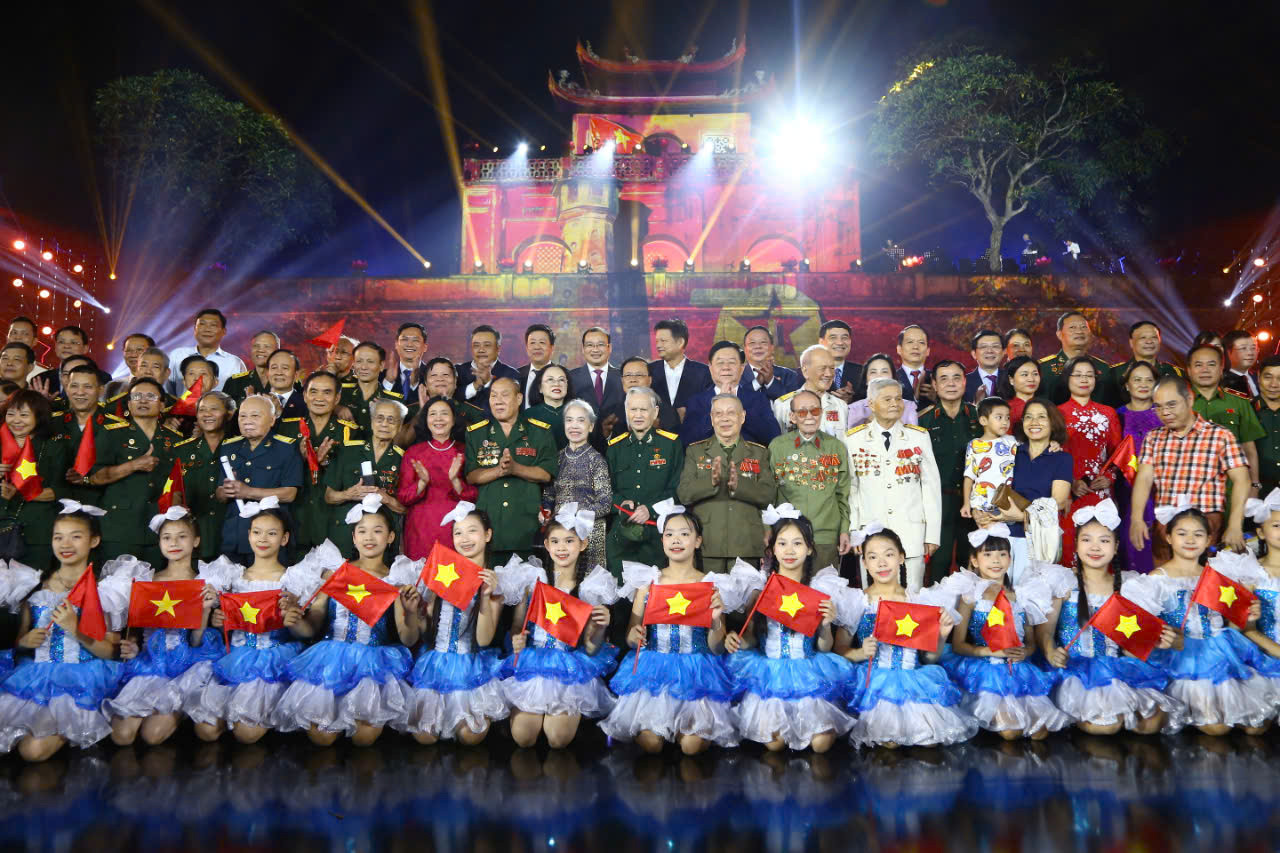 Với cách làm mới kết hợp với công nghệ, chương trình vừa gợi lại cảm xúc, vừa tái hiện khung cảnh những ngày chiến đấu bảo vệ thành Hà Nội, nhắc nhớ mọi người về lịch sử, đồng thời tri ân những người hy sinh bảo vệ Thủ đô và tiếp tục nối dài tình yêu quê hương, đất nước nói chung và Thủ đô Hà Nội nói riêng. Với cách làm mới kết hợp với công nghệ, chương trình vừa gợi lại cảm xúc, vừa tái hiện khung cảnh những ngày chiến đấu bảo vệ thành Hà Nội, nhắc nhớ mọi người về lịch sử, đồng thời tri ân những người hy sinh bảo vệ Thủ đô và tiếp tục nối dài tình yêu quê hương, đất nước nói chung và Thủ đô Hà Nội nói riêng.