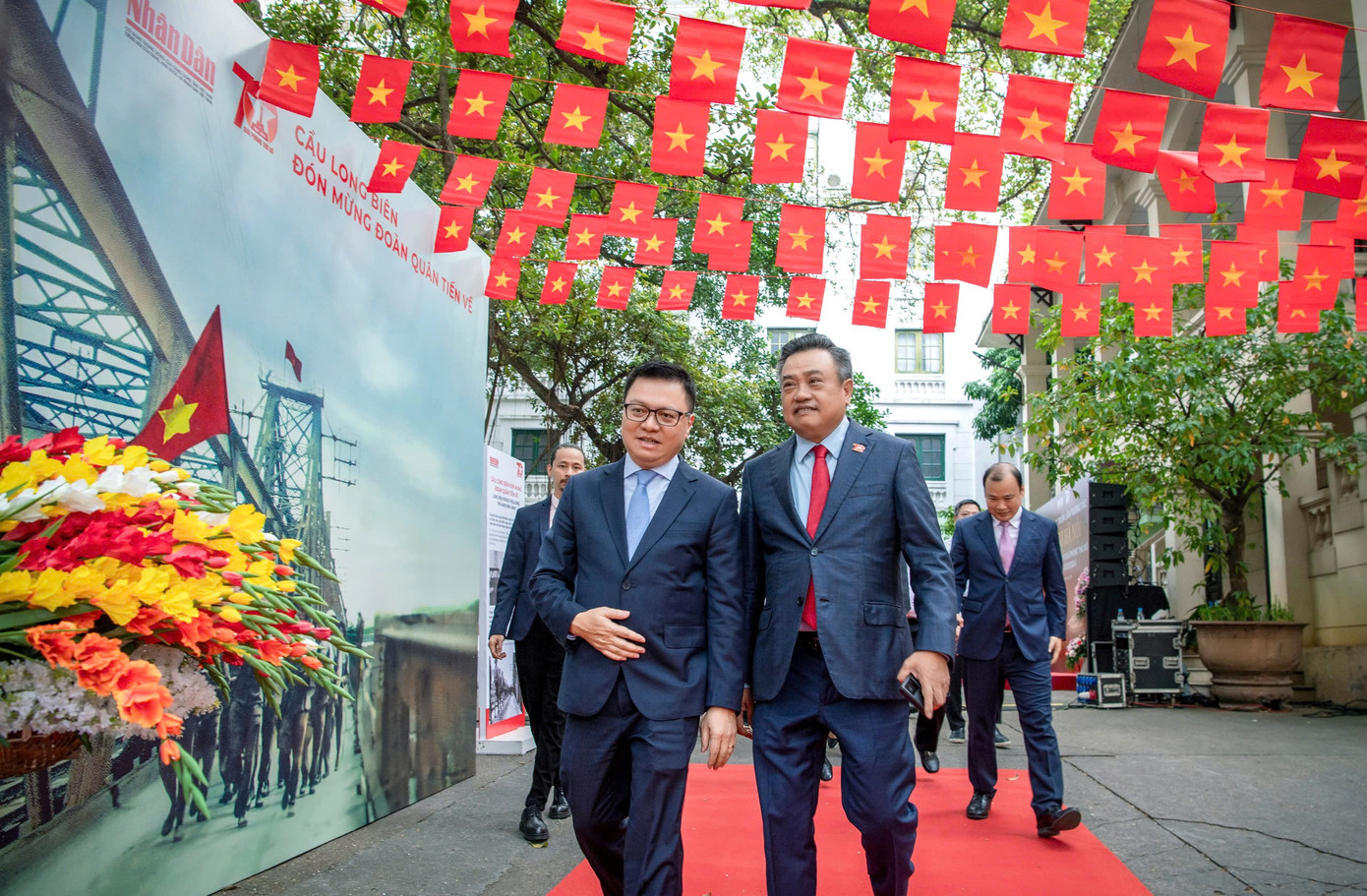 Bên cạnh trang thông tin chuyên sâu về Hà Nội, chuyển tải thông tin tư liệu quý giá và những ký ức, cảm xúc về không khí hào hùng của ngày 10/10/1954, Báo Nhân Dân có sáng kiến đưa công nghệ thực tế ảo để tăng trải nghiệm cho du khách khám phá Cột cờ Hà Nội.