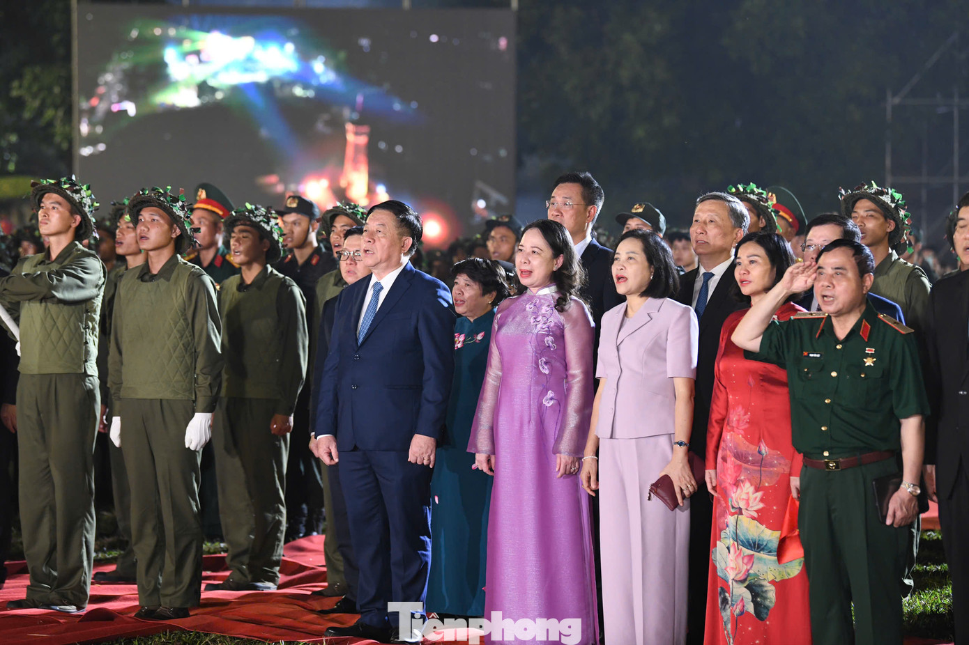 Chào mừng kỷ niệm 70 năm Ngày Giải phóng Thủ đô, UBND TP. Hà Nội phối hợp với Đài Truyền hình Việt Nam thực hiện chương trình Hà Nội - Bản hùng ca phố. Chương trình được tổ chức tại di sản thế giới Hoàng thành Thăng Long - nơi đã diễn ra lễ chào cờ đầu tiên của Thủ đô Giải phóng vào 15h ngày 10/10/1954. Chào mừng kỷ niệm 70 năm Ngày Giải phóng Thủ đô, UBND TP. Hà Nội phối hợp với Đài Truyền hình Việt Nam thực hiện chương trình Hà Nội - Bản hùng ca phố. Chương trình được tổ chức tại di sản thế giới Hoàng thành Thăng Long - nơi đã diễn ra lễ chào cờ đầu tiên của Thủ đô Giải phóng vào 15h ngày 10/10/1954.