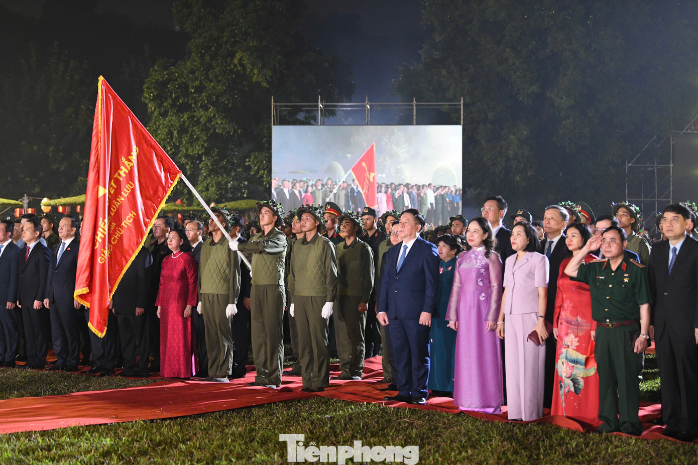 Chào mừng kỷ niệm 70 năm Ngày Giải phóng Thủ đô, UBND TP. Hà Nội phối hợp với Đài Truyền hình Việt Nam thực hiện chương trình Hà Nội - Bản hùng ca phố. Chương trình được tổ chức tại di sản thế giới Hoàng thành Thăng Long - nơi đã diễn ra lễ chào cờ đầu tiên của Thủ đô Giải phóng vào 15h ngày 10/10/1954. Chào mừng kỷ niệm 70 năm Ngày Giải phóng Thủ đô, UBND TP. Hà Nội phối hợp với Đài Truyền hình Việt Nam thực hiện chương trình Hà Nội - Bản hùng ca phố. Chương trình được tổ chức tại di sản thế giới Hoàng thành Thăng Long - nơi đã diễn ra lễ chào cờ đầu tiên của Thủ đô Giải phóng vào 15h ngày 10/10/1954.