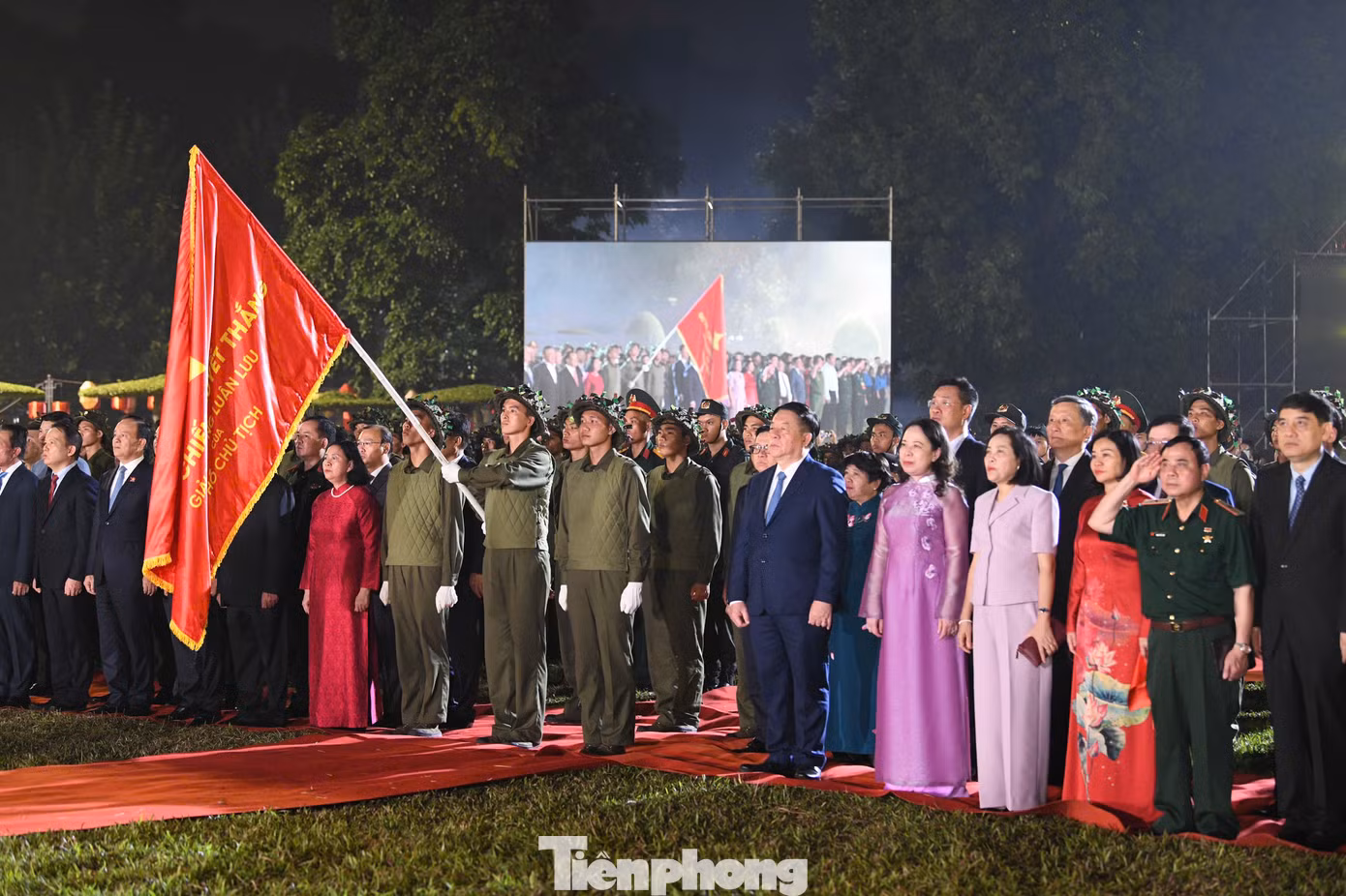 Chào mừng kỷ niệm 70 năm Ngày Giải phóng Thủ đô, UBND TP. Hà Nội phối hợp với Đài Truyền hình Việt Nam thực hiện chương trình Hà Nội - Bản hùng ca phố. Chương trình được tổ chức tại di sản thế giới Hoàng thành Thăng Long - nơi đã diễn ra lễ chào cờ đầu tiên của Thủ đô Giải phóng vào 15h ngày 10/10/1954.