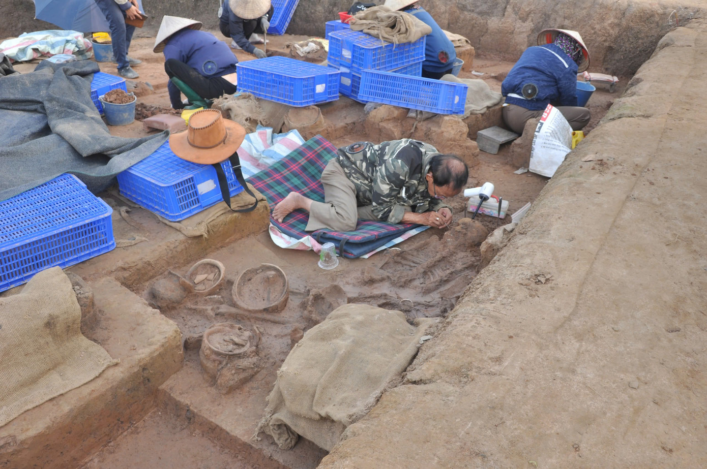 Mộ táng, di cốt và dấu vết của tục nhổ răng cửa trên di cốt tiền Đông Sơn.