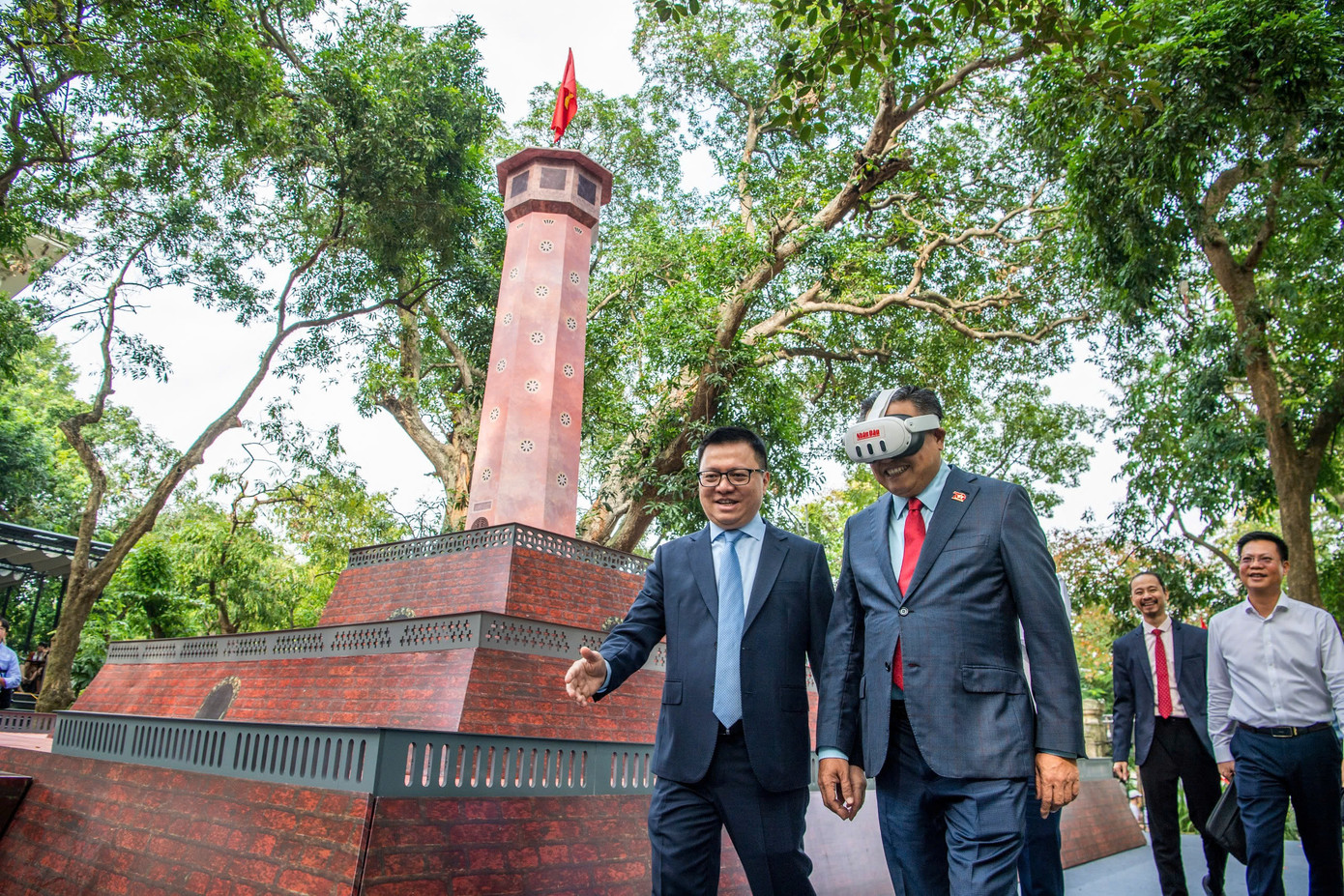 Chủ tịch UBND TP Hà Nội Trần Sỹ Thanh đánh giá cao sáng kiến triển lãm tương tác. Ông Trần Sỹ Thanh đã trải nghiệm kính thực tế ảo tăng cường (AR) xem hình ảnh 3D về Hà Nội. Ban tổ chức chụp và quay video không gian 3D ở độ phân giải full HD tuyệt đẹp về rất nhiều địa điểm của Thủ đô như Hồ Gươm, Văn Miếu, chùa Một Cột, Cột cờ Hà Nội, cầu Long Biên, Nhà hát Lớn, 5 cửa ô Hà Nội...