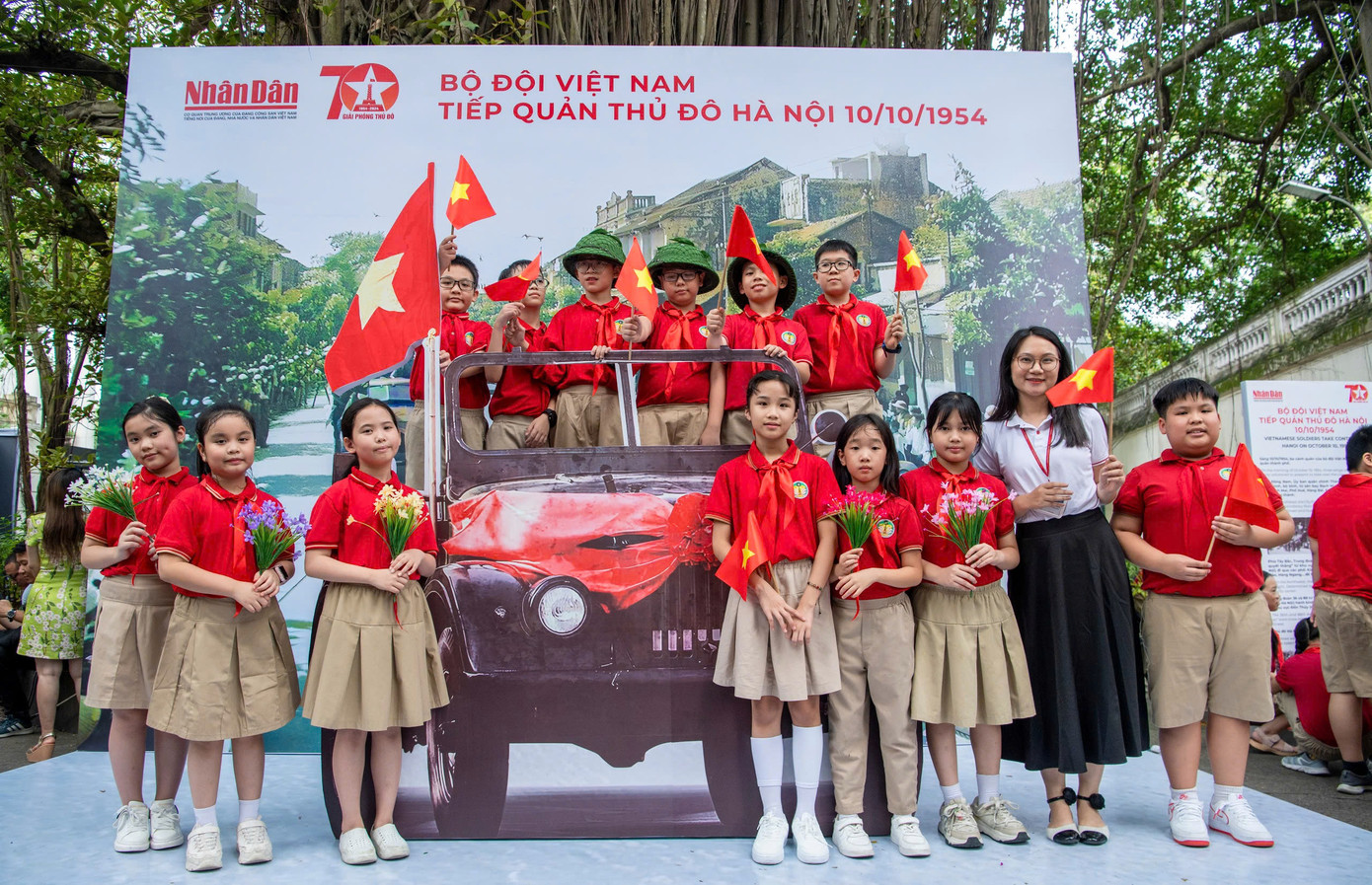 Ban tổ chức cũng khởi động dự án "Mỗi người một mảnh ghép", độc giả gửi ảnh cá nhân để ghép thành một bức ảnh lớn về Cột cờ Hà Nội.