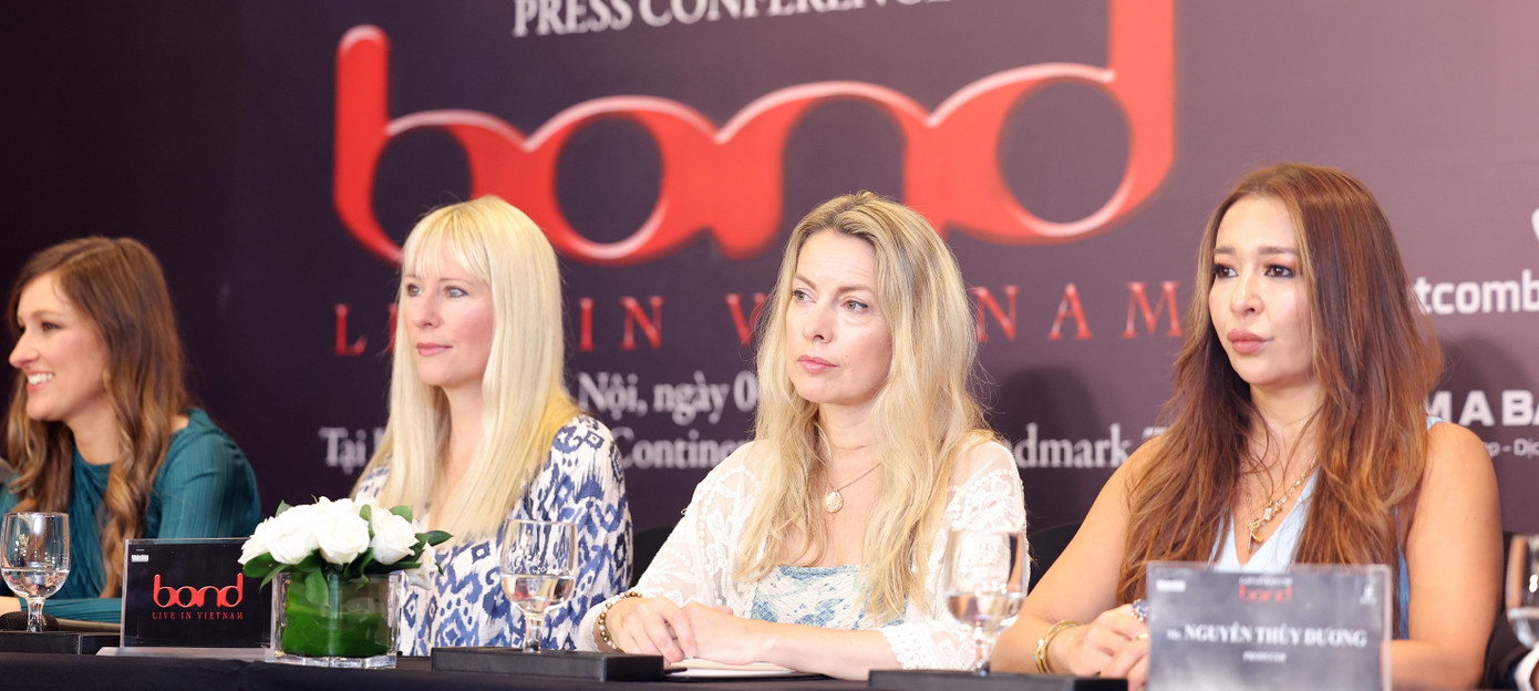 Tứ tấu Bond mặc áo dài chơi nhạc ủng hộ nạn nhân bão YAGI ảnh 4 Tứ tấu Bond mặc áo dài chơi nhạc ủng hộ nạn nhân bão YAGI ảnh 4