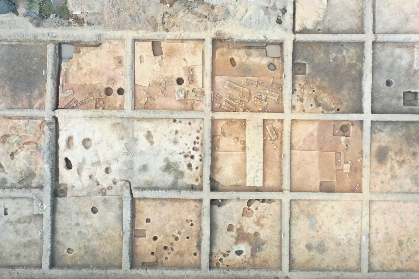 Các nhà khai quật chứng minh dấu tích mộ táng nhiều lần bị đào trộm trong những năm qua.