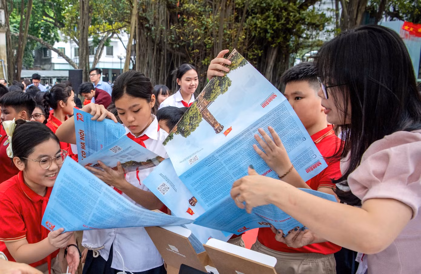 Ông Lê Quốc Minh cho biết, từ ngày 10/10/2024, tại trụ sở của báo Nhân Dân ở Hà Nội cũng như cơ quan thường trú khắp 63 tỉnh, thành bạn đọc sẽ được tặng phụ trương đặc biệt Cột cờ Hà Nội. Độc giả có cơ hội thử sức cắt dán và gấp mô hình Cột cờ Hà Nội rồi quét mã QR tương tác và tìm hiểu về lịch sử Thủ đô ngàn năm văn hiến.