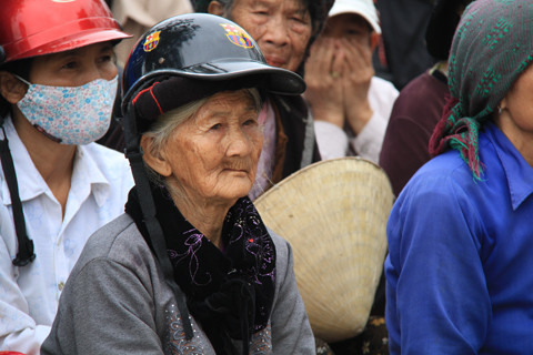 Hàng trăm hộ nghèo, gia đình chính sách chờ đợi được tặng quà tại huyện Nông Cống. Ảnh: Trường Phong