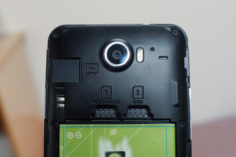 Bên dưới nắp lưng là 2 khe cắm SIM và 1 khe cắm thẻ nhớ