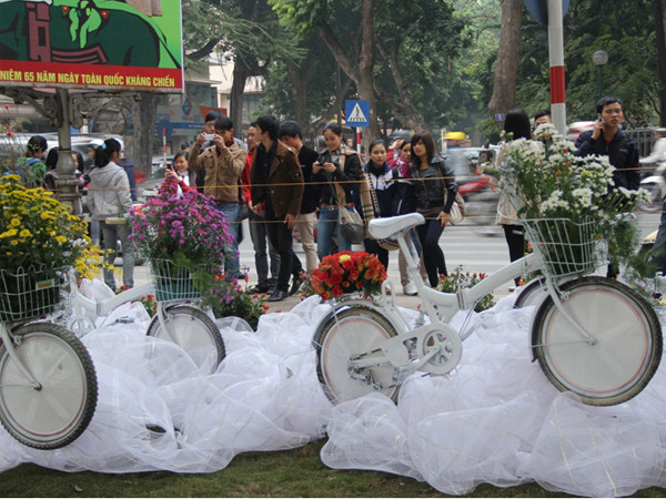 Giới trẻ thích thú chụp ảnh cùng Xe đạp hoa Ảnh: T.Toan. Giới trẻ thích thú chụp ảnh cùng Xe đạp hoa Ảnh: T.Toan