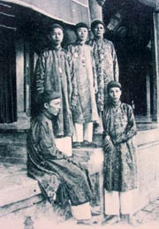 5 thái giám trong cung nhà Nguyễn - năm 1908. Ảnh tư liệu của nhà nghiên cứu Phan Thuận An.. 5 thái giám trong cung nhà Nguyễn - năm 1908. Ảnh tư liệu của nhà nghiên cứu Phan Thuận An.