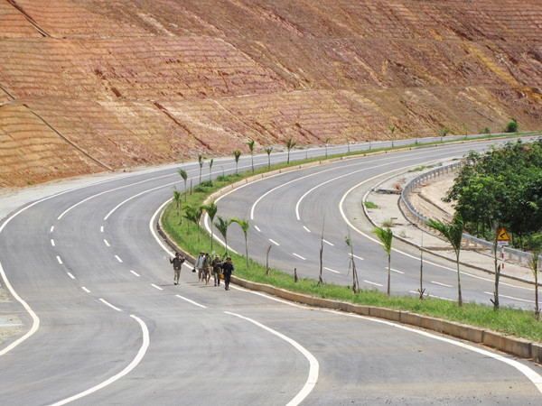Đường đẹp thế này nhưng hiện chỉ phục vụ chủ yếu cho người dân địa phương đi nương rẫy