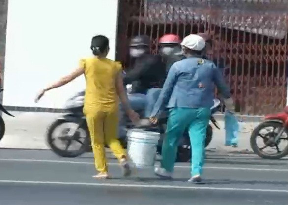 Không ít người dân 2 bên đường đã xách thùng ra "hôi" ngô mang về . Không ít người dân 2 bên đường đã xách thùng ra