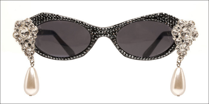 Kính chuồn đính đá quý màu vàng có giá 280 đô la Mỹ Kính mắt màu xám ghi với viền hoa nhựa tinh tế sang trọng có giá 400 đô la Mỹ Kính không số viền đá pha lê đen có giá 280 đô la Mỹ Kính mắt với viền xéo và dây đeo vàng đín lục lặc có giá 300 đô la Mỹ Kính mắt mèo với thiết kế tinh xảo và sang trọng có giá bán 270 đô la Mỹ Chiếc kính này có giá 280 đô la Mỹ Mẫu kính dành cho các ngôi sao với hình vương miện trên gọng được bán với giá 290$ Bạn cần chi 320 usd cho chiếc kính mắt mèo đính ngọc trai sáng loáng này 350 usd là giá cho chiếc kính "trăng sao" ngộ nghĩnh màu đen Những viên pha lê lớn khiến chiếc kính mắt mèo có giá tới 370 usd Kính dành cho các tín đồ thời trang rock-chic với những chiếc đầu lâu độc đáo mang tên Big Cartel có giá 350 usd Chiếc kính tên gọi Bleach có giá 250 usd Mẫu Bootsy_white có giá bán 275 usd Kính Ellington_black được bán với giá 250 usd Kính gọng đính hạt vàng có giá 800 usd Chiếc Lux_black này bạn cần chi 250 usd nếu muốn có nó Một thiết kế hoàn hảo mang têb Phillips_pastel, nó có giá 250 usd Chiếc Rockstar_gold được bán với giá 250 usd