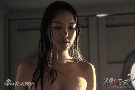 Trương Tử Lâm gợi cảm trong cảnh tắm trần