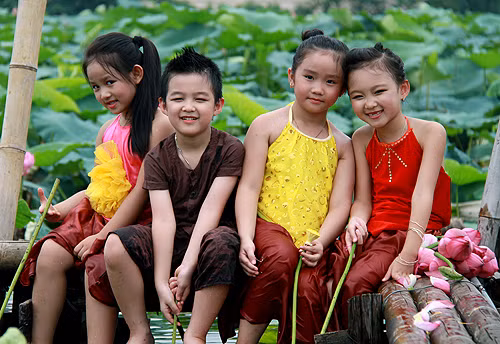 Đức Anh và Minh Châu thật duyên dáng Gia Hân và Tranh Linh tung tăng đi qua cầu Đức Anh và chị gái Trang Linh Ngọc Ánh và em trai cùng tạo dáng Thanh Sơn đáng yêu không nào? Đức Anh có gương mặt và nụ cười thật sáng Minh Châu duyên dáng và đáng yêu Gia Hân rất tự tin và duyên dáng Khoảnh khắc hồn nhiên