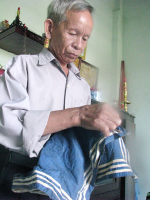 Ông Lê Văn Xuân với di vật thấm đẫm muối và máu mặn Trường Sa 