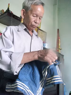 Ông Lê Văn Xuân với di vật thấm đẫm muối và máu mặn Trường Sa 