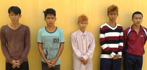 5 đối tượng cướp vàng bị bắt (từ trái qua là Việt, Sang, Duy, Danh, Tài). 5 đối tượng cướp vàng bị bắt (từ trái qua là Việt, Sang, Duy, Danh, Tài)