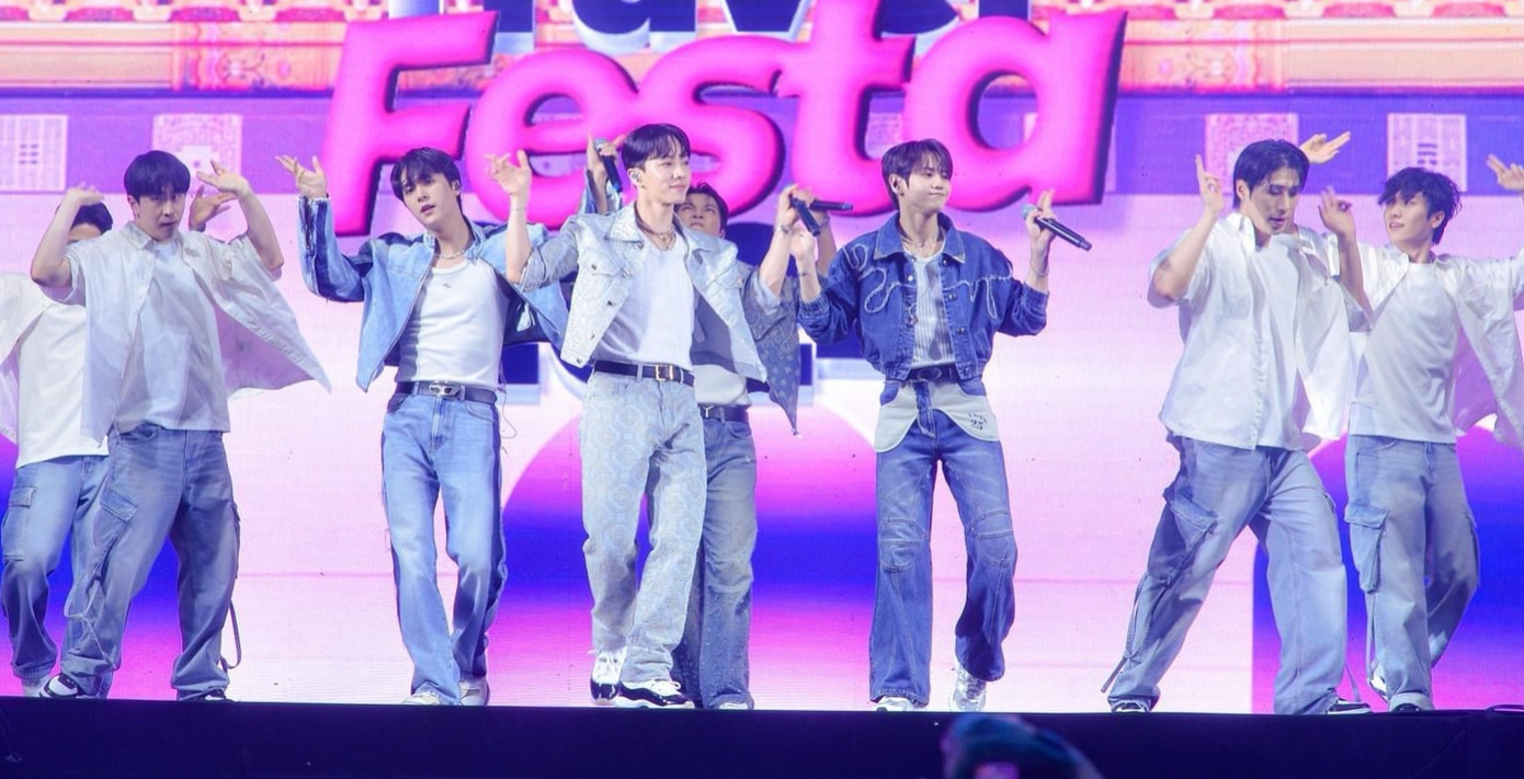 Thần tượng Kpop khuấy động lễ hội.