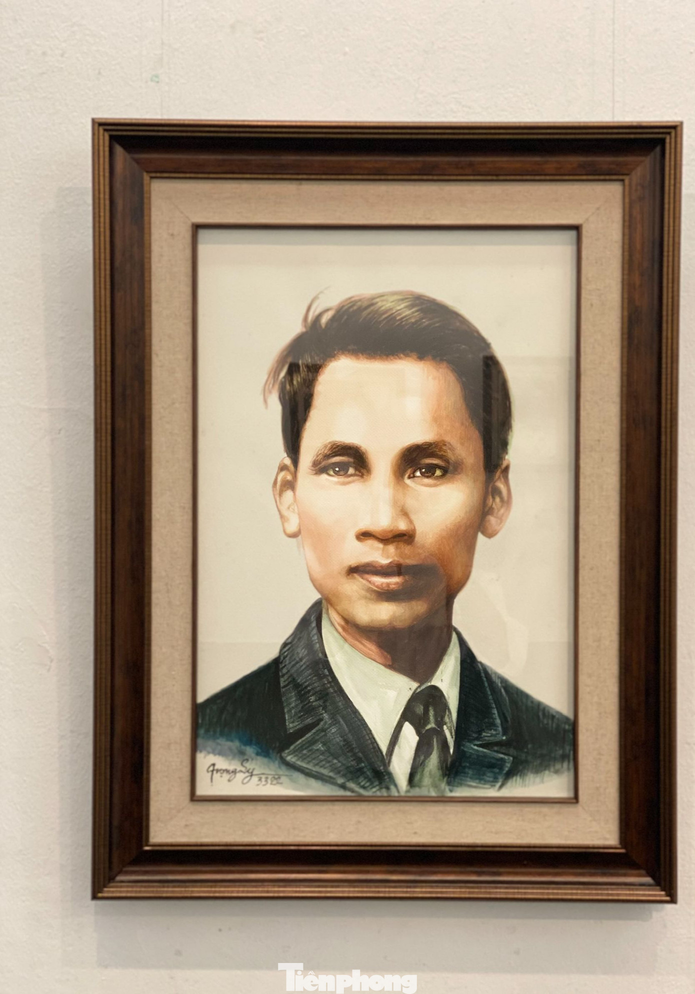 Bức tranh vẽ chân dung thanh niên yêu nước Nguyễn Tất Thành khi vừa đặt chân đến Pháp.