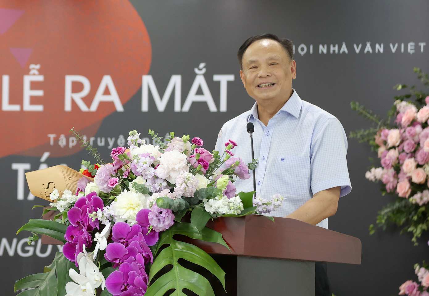 Đông đảo văn giới, bạn bè chung vui với tác giả Nguyễn Đình Lâm.