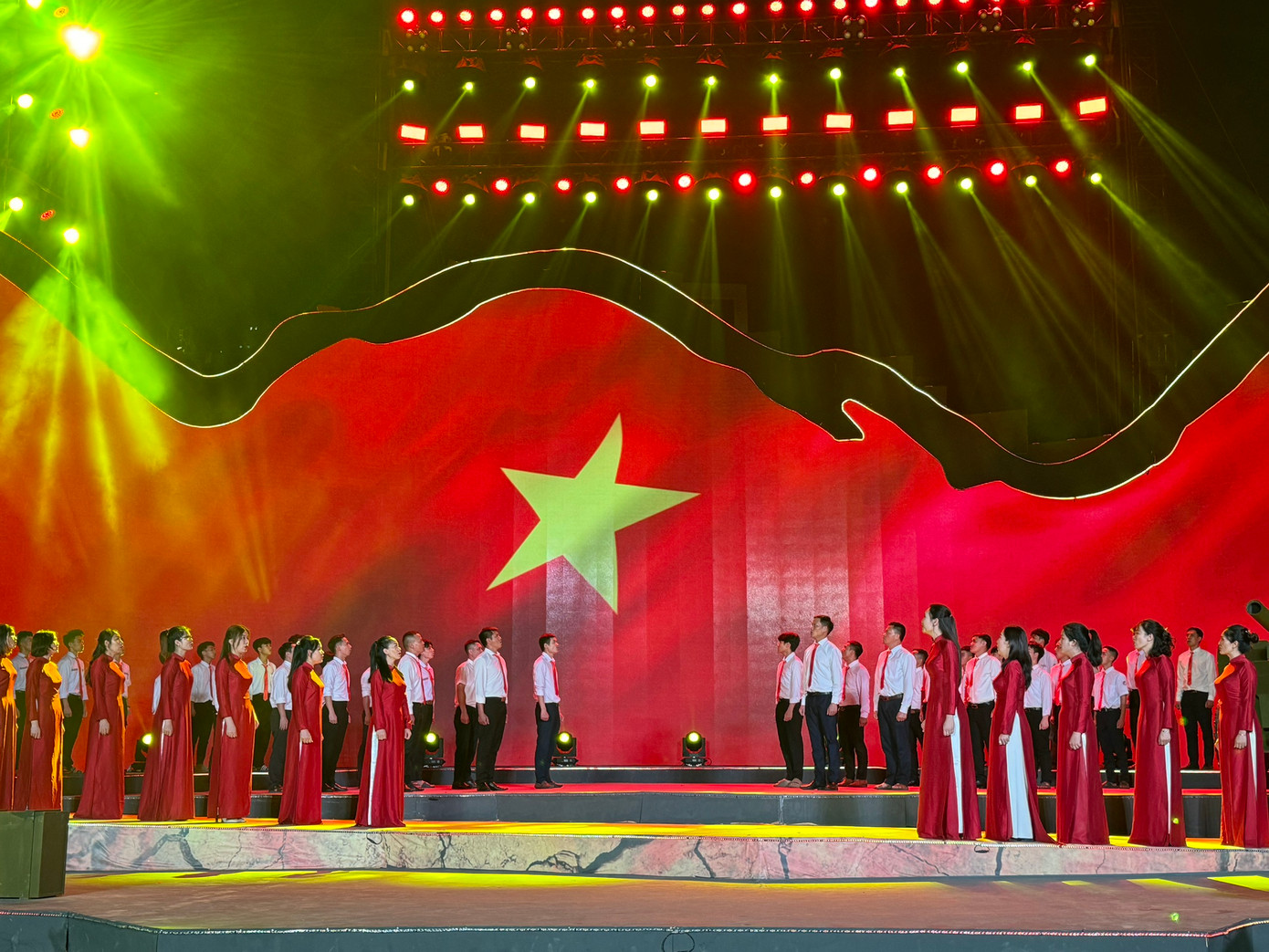 Âm nhạc là sợi chỉ đỏ kết nối cảm xúc trong chương trình kéo dài 110 phút.