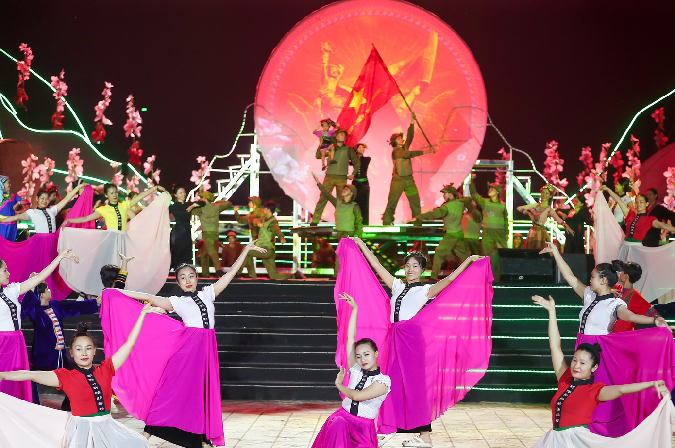 Chương trình nghệ thuật đặc biệt dài 90 phút, chia làm 3 phần với 14 tiết mục đặc sắc. Ảnh: Nam Nguyễn.