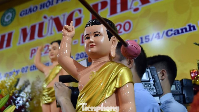 Giáo hội hướng dẫn thực hiện nghi thức tắm Phật truyền thống.