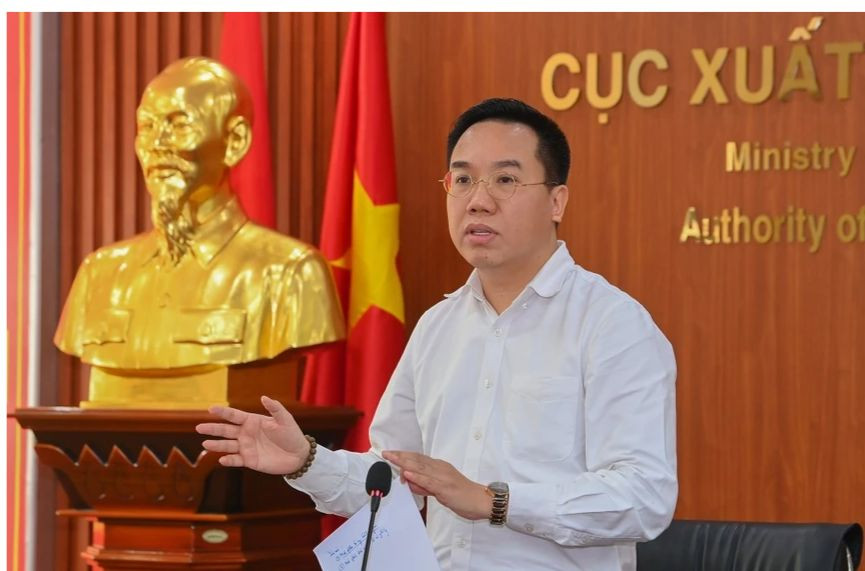 Ông Nguyễn Nguyên - Cục trưởng Cục Xuất bản, In và Phát hành - phổ biến điều lệ và quy chế giải thưởng Sách Quốc gia lần thứ 7.