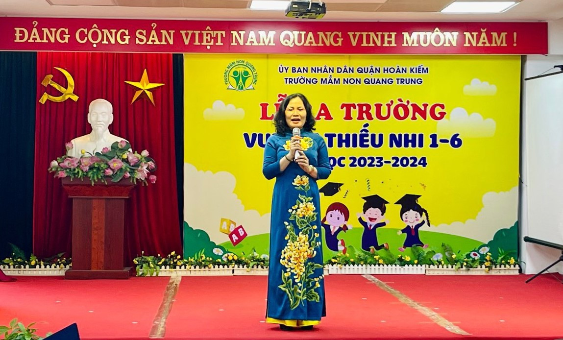 Nhà giáo Lương Thị Thúy Nga, Hiệu trưởng nhà trường báo cáo tổng kết năm học. Nhà giáo Lương Thị Thúy Nga, Hiệu trưởng nhà trường báo cáo tổng kết năm học.