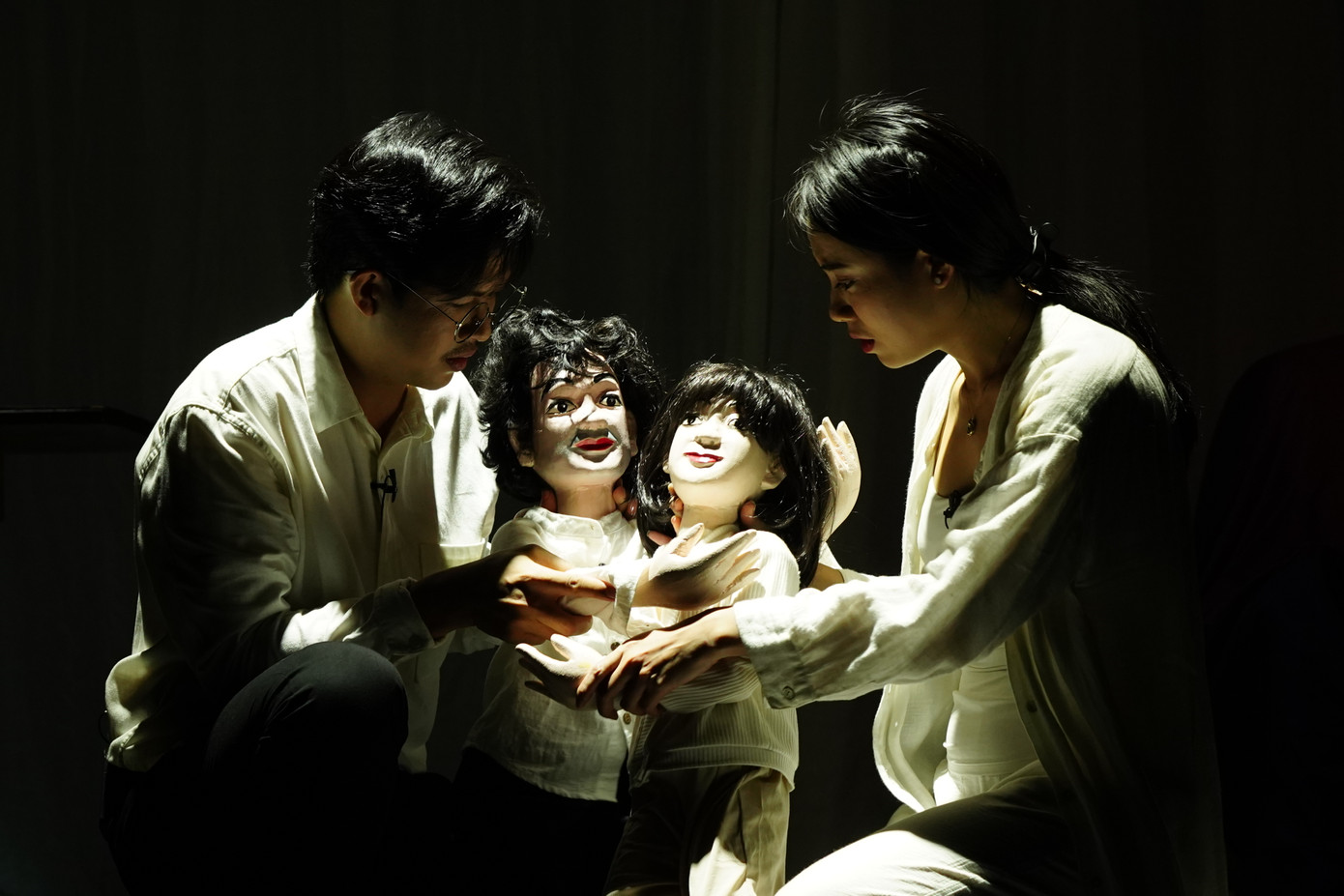 Dàn diễn gạo cội và diễn viên trẻ nâng đỡ nhau trong vở diễn khó, làm nổi bật thông điệp nhân văn. Dàn diễn gạo cội và diễn viên trẻ nâng đỡ nhau trong vở diễn khó, làm nổi bật thông điệp nhân văn.