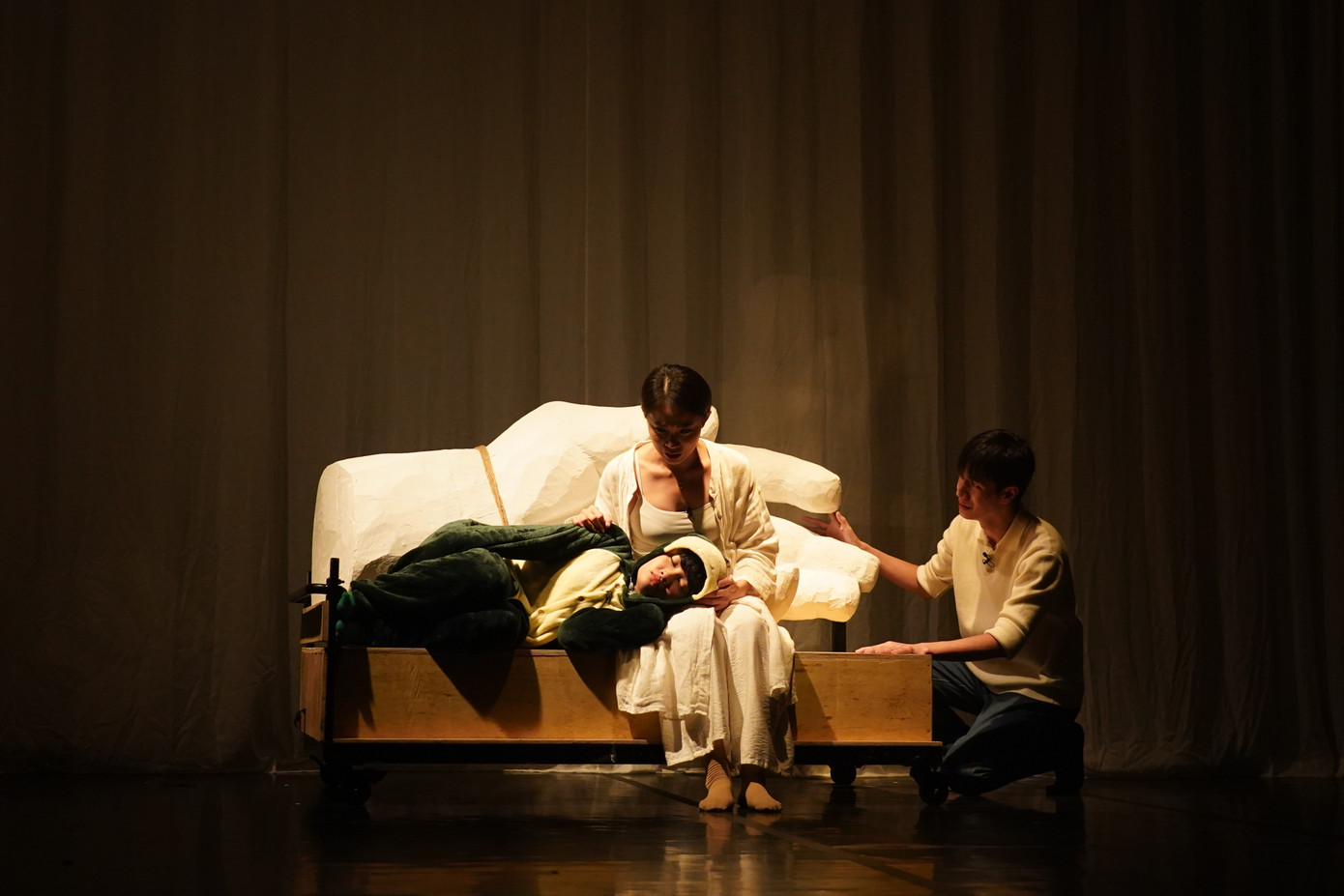 Đạo diễn Tạ Tuấn Minh tìm được chìa khóa giải mã cách thể hiện kịch bản khó lên sân khấu, nhận được sự đồng cảm của khán giả. Đạo diễn Tạ Tuấn Minh tìm được chìa khóa giải mã cách thể hiện kịch bản khó lên sân khấu, nhận được sự đồng cảm của khán giả.