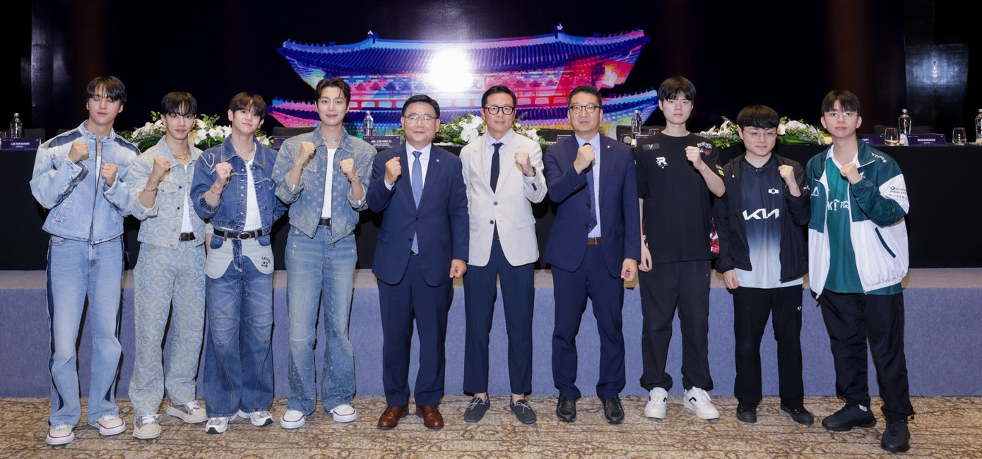 Nhóm Highlight (bên trái) cùng các tuyển thủ LCK nổi tiếng của Hàn Quốc (phải) sẽ giao lưu với khán giả trẻ tại lễ hội. Nhóm Highlight (bên trái) cùng các tuyển thủ LCK nổi tiếng của Hàn Quốc (phải) sẽ giao lưu với khán giả trẻ tại lễ hội.