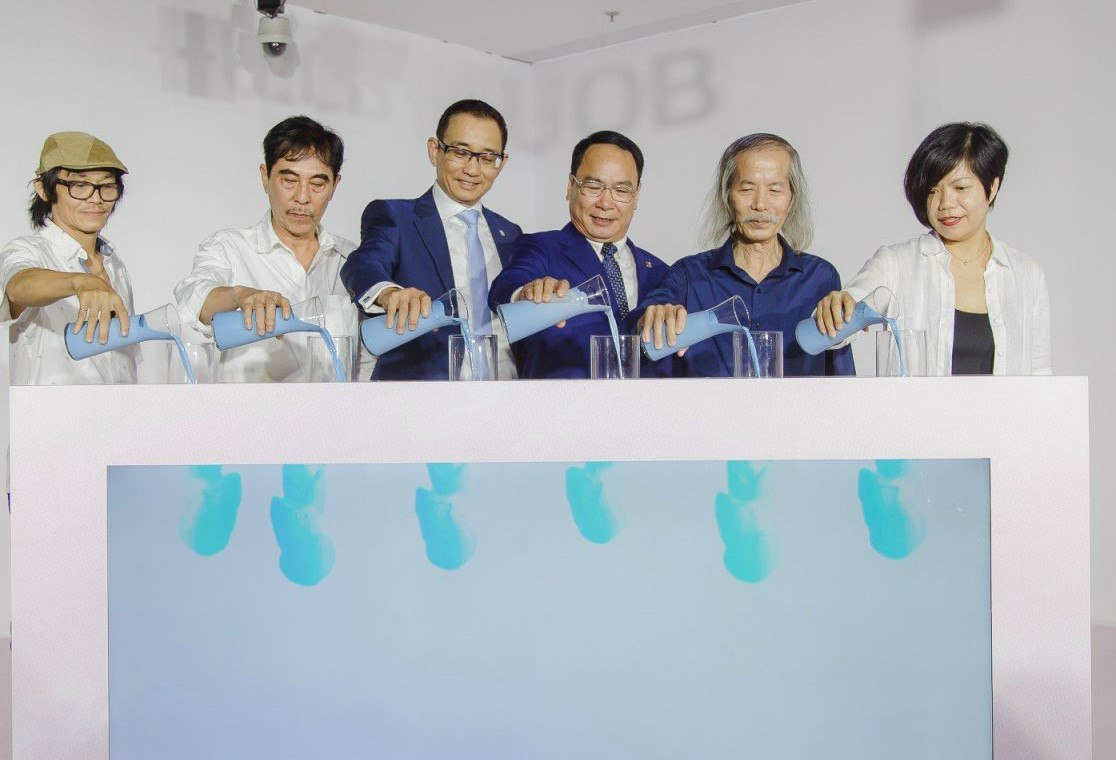 Nhà tổ chức và giám khảo đổ màu, khởi động cuộc thi vẽ tranh năm 2024.