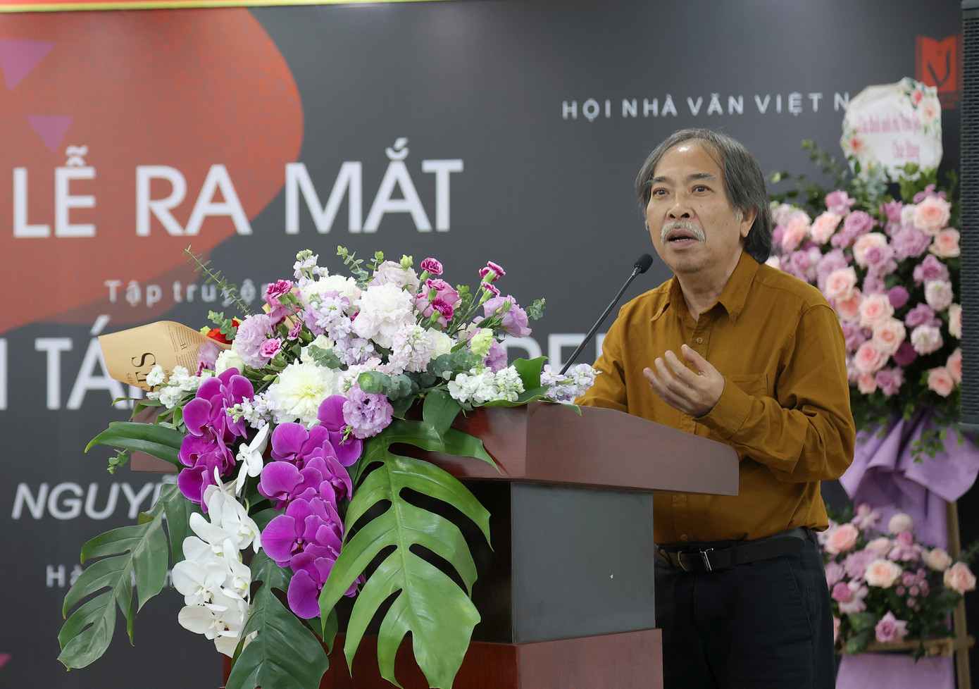 Nhà văn Nguyễn Quang Thiều (trái) và Nguyễn Thế Kỷ nhắc đến những thân phận, cuộc sống của người Việt xa xứ được phản ánh sinh động trong tác phẩm của Nguyễn Đình Lâm.