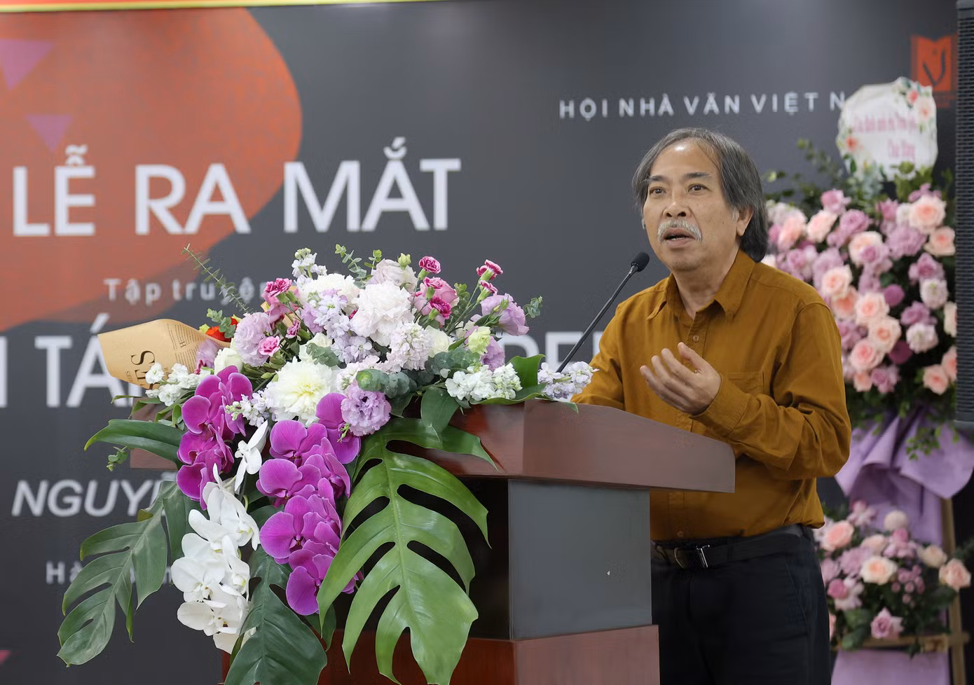 Nhà văn Nguyễn Quang Thiều (trái) và Nguyễn Thế Kỷ nhắc đến những thân phận, cuộc sống của người Việt xa xứ được phản ánh sinh động trong tác phẩm của Nguyễn Đình Lâm.