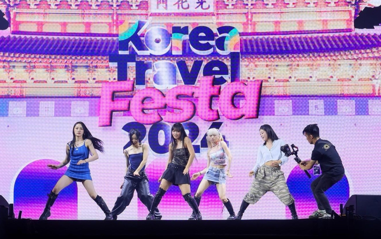 Thần tượng Kpop khuấy động lễ hội.