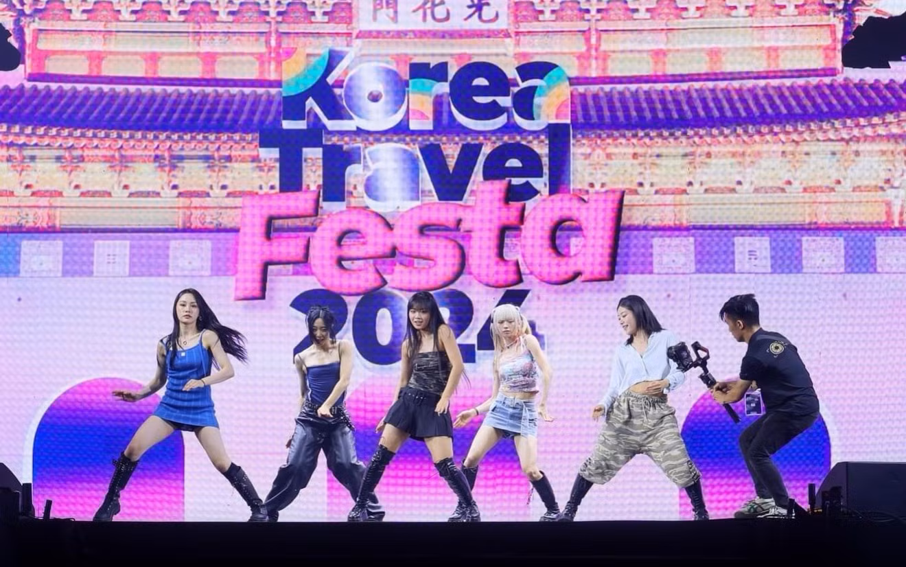 Thần tượng Kpop khuấy động lễ hội. Thần tượng Kpop khuấy động lễ hội.