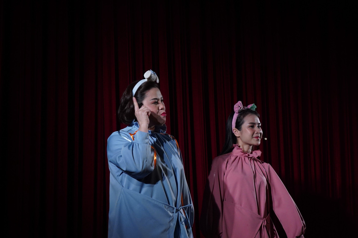 Ê-kíp dàn dựng tiếp thu, nghe ngóng phản hồi của khán giả để cải thiện chất lượng vở kịch. Ê-kíp dàn dựng tiếp thu, nghe ngóng phản hồi của khán giả để cải thiện chất lượng vở kịch.