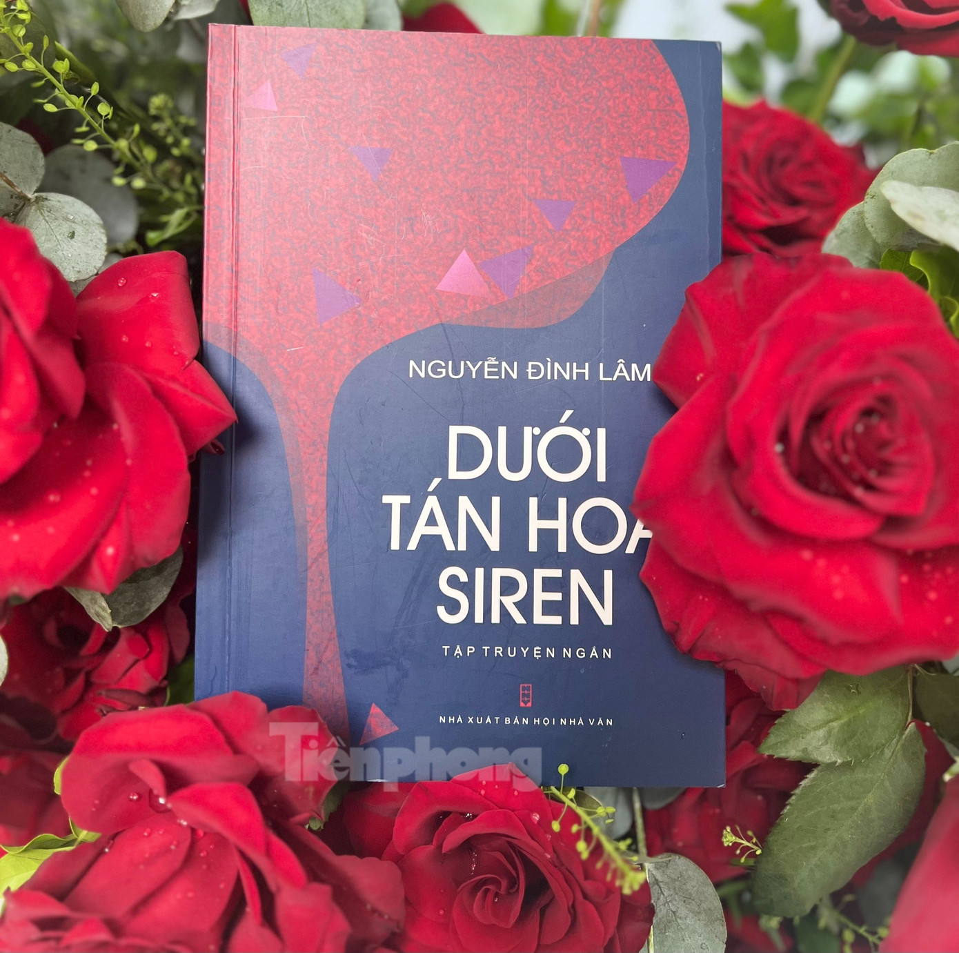 Tập truyện ngắn gắn với những kỷ niệm của tác giả và bạn bè đầy ắp chất liệu đời sống.