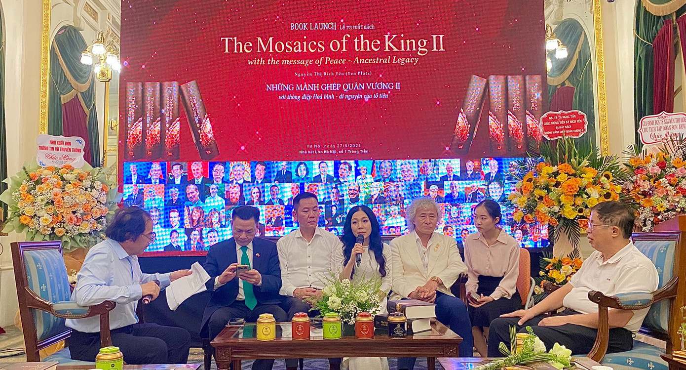 Giao lưu giữa tác giả (giữa) và các nhân vật, khách mời. Giao lưu giữa tác giả (giữa) và các nhân vật, khách mời.